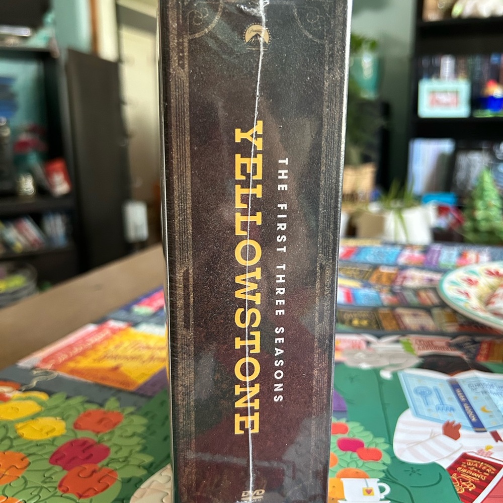 Yellowstone Limited Edition Gift Set Seasons 1-3 DVD - Picture 3 of 5